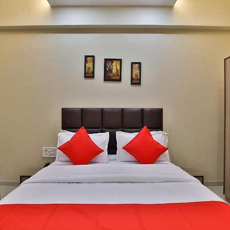 Oyo 28429 Hotel Citadel Szúrat Kültér fotó