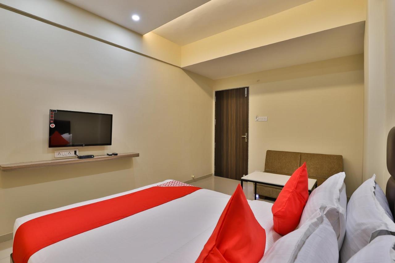Oyo 28429 Hotel Citadel Szúrat Kültér fotó