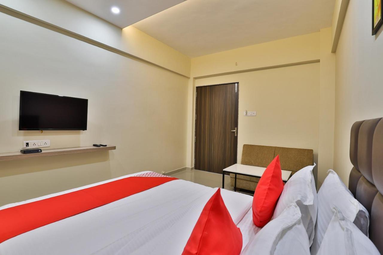 Oyo 28429 Hotel Citadel Szúrat Kültér fotó